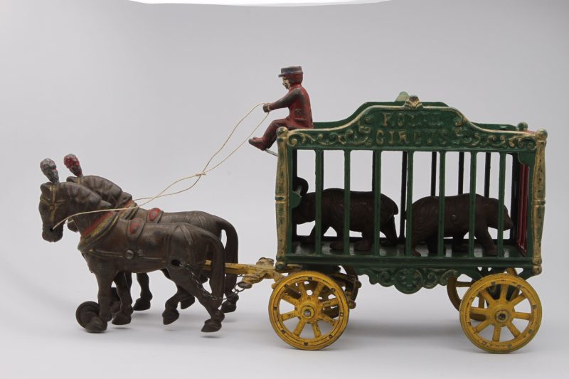 Hubley Circus Wagon with Bears <FONT COLOR="ff000 ">*SOLD*</font> - Image 2