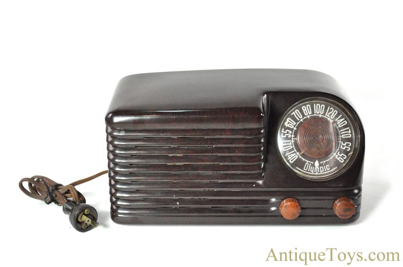 Olympic Radio ca. 1946 Model 6-501W-U Walnut Bakelite 5 Tube Radio <FONT COLOR="ff000 ">*SOLD*</font>